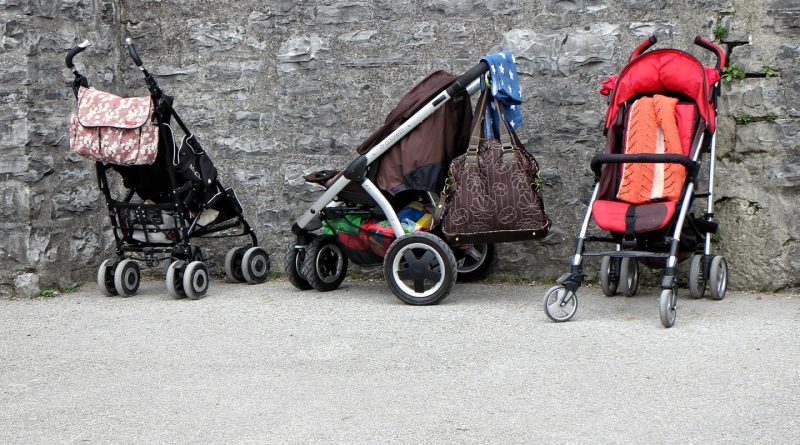 Jeunes parents : les critères essentiels pour trouver la poussette adaptée à vos loisirs