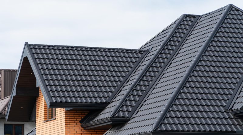 Couvreur zingueur à Vannes : quelles prestations pour protéger votre maison ?